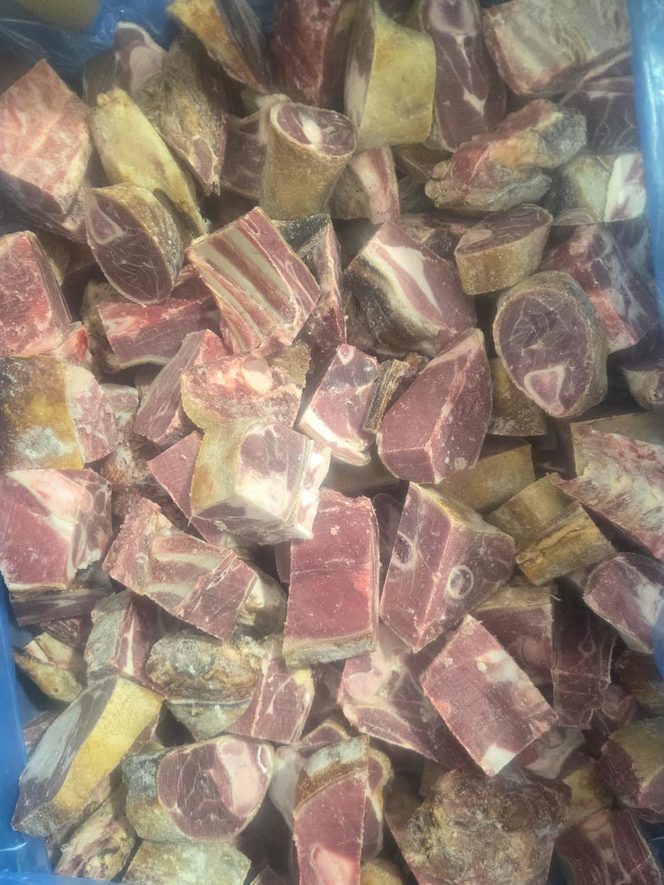 Viande chèvre avec peau brulé